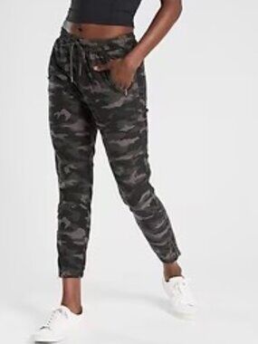 Athleta Farallon Camo jogger sz 8